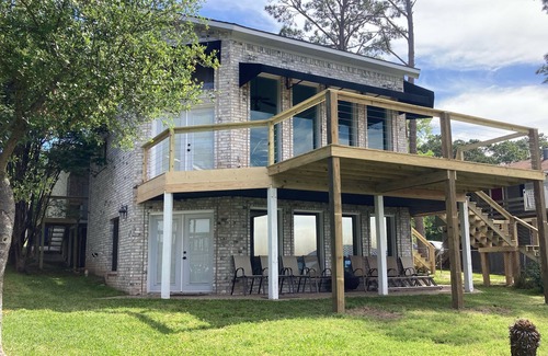 Onalaska Casa | Beautiful 3 Story Lake Front Home with boat lift!