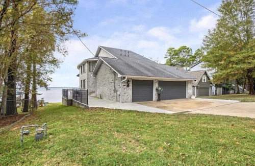 Onalaska Casa | Beautiful 3 Story Lake Front Home with boat lift!