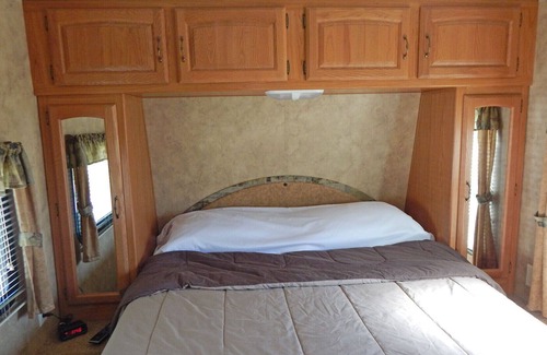 Pikeville Casa | Hermoso alquiler de autocaravanas de 32 'cerca del parque estatal Fall Creek Falls - ¡Muchas comodidades!