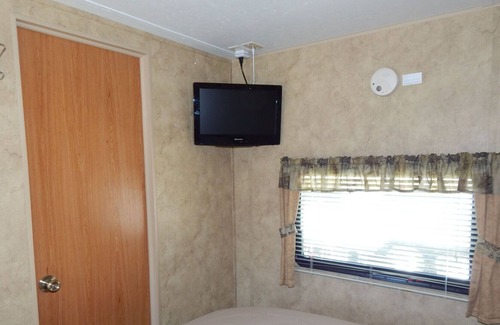 Pikeville Casa | Hermoso alquiler de autocaravanas de 32 'cerca del parque estatal Fall Creek Falls - ¡Muchas comodidades!