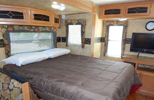 Pikeville Casa | Hermoso alquiler de autocaravanas de 32 'cerca del parque estatal Fall Creek Falls - ¡Muchas comodidades!