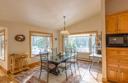 Round Hill Village Casa | Beautiful 3500sf Lake Tahoe Home W/Open Layout