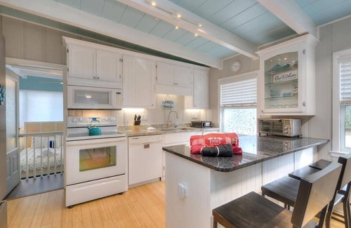 Yaupon Beach Casa | Beautiful 3BR,1Full BA, 2 Half BA - Hot tub, Walk to Beach, Dog Friendly, Sleeps