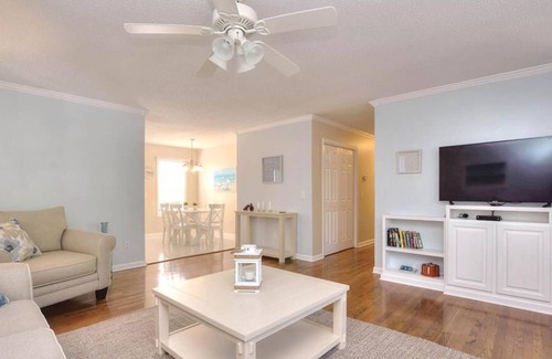 Tranquil Harbour Casa | Beautiful,3BR/2BA-2 Minute Drive to BEACH-Close to Stores&Restaurants-Sleeps 8