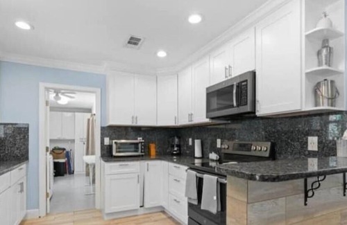 Jupiter Casa | Beautiful 4 bd/2 bath getaway with grill & crib.