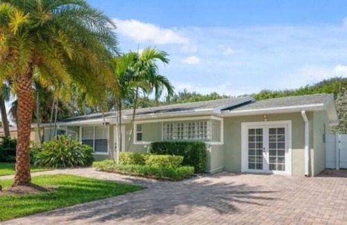 Jupiter Casa | Beautiful 4 bd/2 bath getaway with grill & crib.