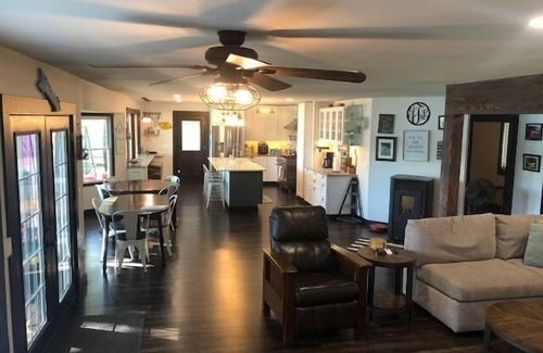 Fountain Casa | Beautiful 4 bed; 2 bath home on Long Lake!