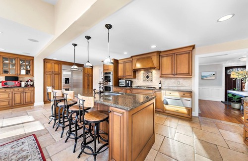 Fair Haven Casa | Beautiful 4 bed 3.5 bath colonial on tree-lined street in Fair Haven.