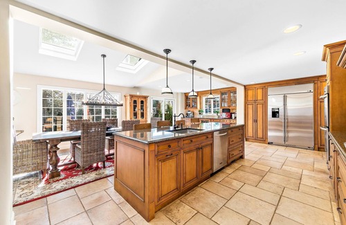 Fair Haven Casa | Beautiful 4 bed 3.5 bath colonial on tree-lined street in Fair Haven.