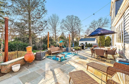 Fair Haven Casa | Beautiful 4 bed 3.5 bath colonial on tree-lined street in Fair Haven.