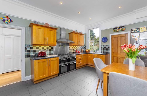 Redbridge Casa | Beautiful 4 bed 3 bath family home next to parks, shops, central London trains