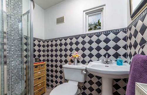 Redbridge Casa | Beautiful 4 bed 3 bath family home next to parks, shops, central London trains