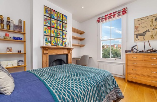 Redbridge Casa | Beautiful 4 bed 3 bath family home next to parks, shops, central London trains