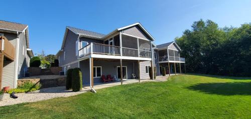 Deerfield Casa | Beautiful 4+ bed 3 bath Condo 20 minutes to Madison