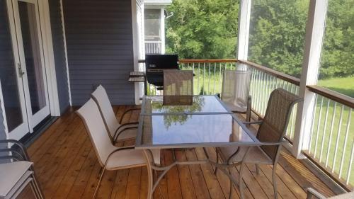 Deerfield Casa | Beautiful 4+ bed 3 bath Condo 20 minutes to Madison