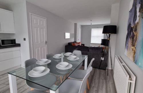 Manchester Casa | Beautiful 4 bed home, Sleeps 6, driveway parking, With sky & BT sports