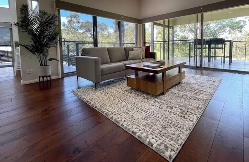 Cessnock Casa | Beautiful 4 bed Home With Bush Outlook in Quiet Street. 10 Mins to Wine Country