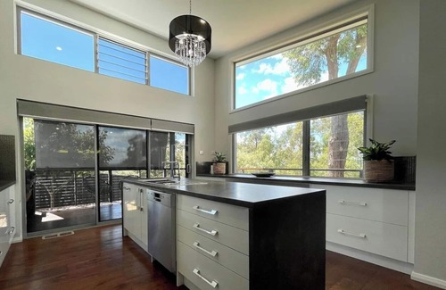 Cessnock Casa | Beautiful 4 bed Home With Bush Outlook in Quiet Street. 10 Mins to Wine Country