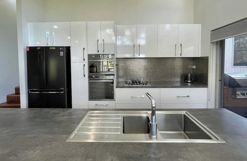 Cessnock Casa | Beautiful 4 bed Home With Bush Outlook in Quiet Street. 10 Mins to Wine Country