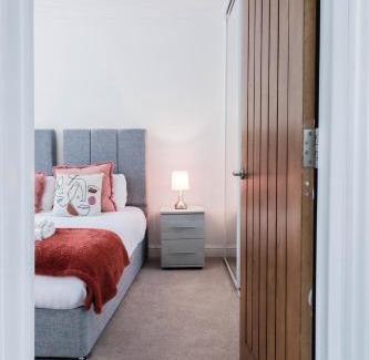 Woodley Apartamento | Beautiful 4 Bed House Free WIFI