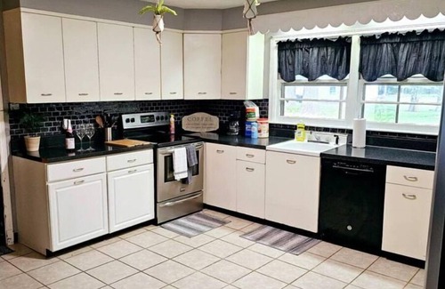 Burlington Casa | Beautiful 4 Bed Retreat near Elon College and The Burlington City Park.