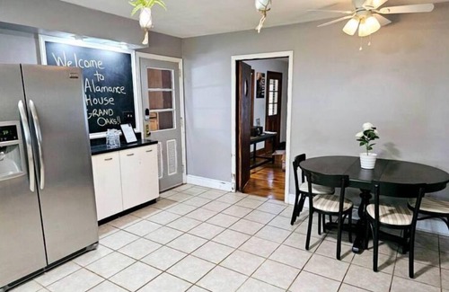 Burlington Casa | Beautiful 4 Bed Retreat near Elon College and The Burlington City Park.