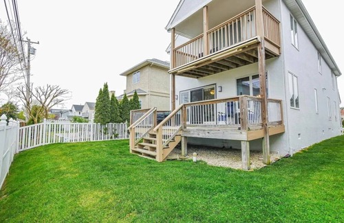 Margate City Casa | Beautiful 4 bedroom shore home with sunset bay views.