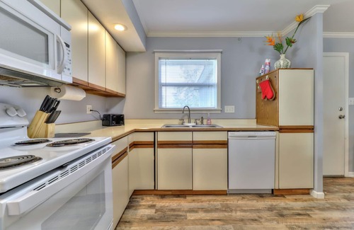 Champaign Casa | Beautiful 4 bedroom 2 full bathroom close to everything!