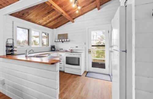 Bayview Cabaña | Beautiful 4 Bedroom 2 Bathroom Cottage - 5 minutes from Cavendish Beach!