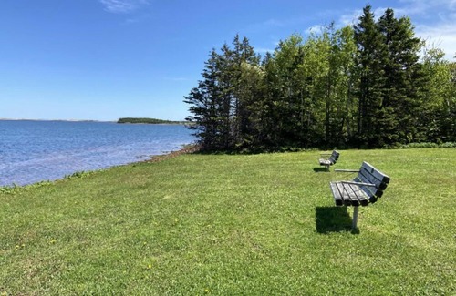 Bayview Cabaña | Beautiful 4 Bedroom 2 Bathroom Cottage - 5 minutes from Cavendish Beach!