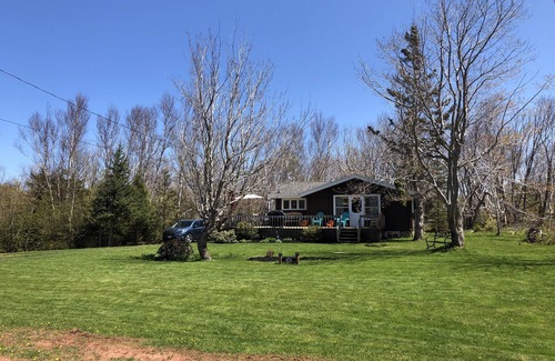 Bayview Cabaña | Beautiful 4 Bedroom 2 Bathroom Cottage - 5 minutes from Cavendish Beach!