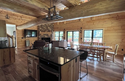 Tomahawk Cabina | Beautiful 4-bedroom cabin in Tomahawk, Wi