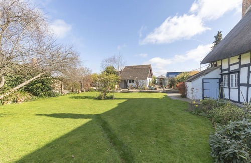 Twigworth Cabaña | Beautiful 4 Bedroom Cotswold Thatched Cottage