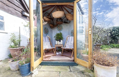 Twigworth Cabaña | Beautiful 4 Bedroom Cotswold Thatched Cottage
