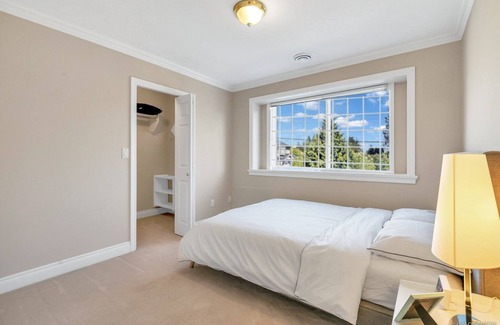 Marpole Casa | Beautiful 4 bedroom house with gourmet kitchen and A/C in Vancouver West Side.