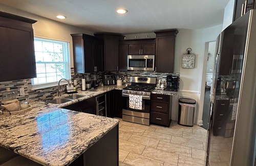 Belvidere Casa | Beautiful 4-bedroom house with 3 Seasons Room & Large Backyard in Belvidere