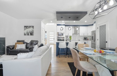 Northeast Edmonton Casa | Beautiful 4 bedroom home 5 minutes away from the movie theatre.
