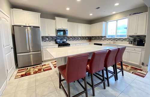 Ripon Casa | Beautiful 4 Bedroom Home with Gated Backyard Patio: Ripon