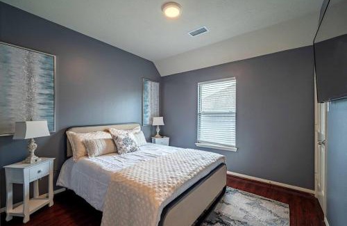 Barker Casa | Beautiful 4-bedroom House with Nice Backyard