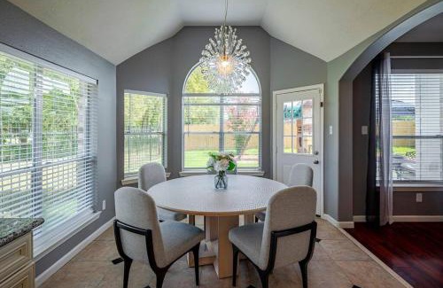 Barker Casa | Beautiful 4-bedroom House with Nice Backyard