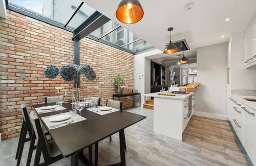Latchmere Casa | Beautiful 4 Bedroom Townhouse with Garden in Battersea/Chelsea