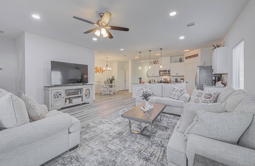 Shenandoah Casa | Beautiful 4-bedroom Brand New Modern House Bella with pool and park