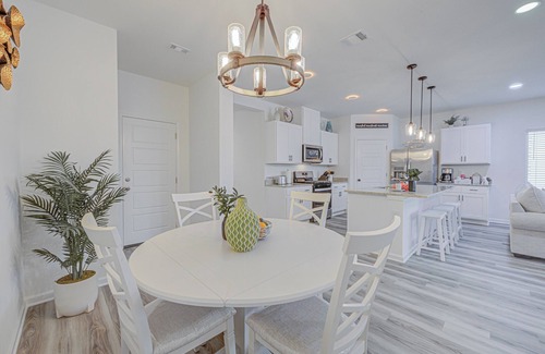 Shenandoah Casa | Beautiful 4-bedroom Brand New Modern House Bella with pool and park