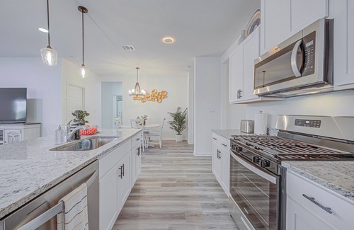 Shenandoah Casa | Beautiful 4-bedroom Brand New Modern House Bella with pool and park