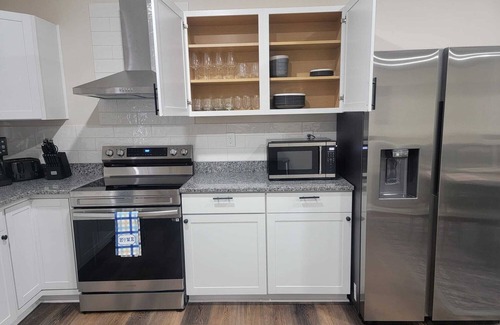 Columbus Casa | Beautiful 4 Bedroom Vacation Home in Columbus Ohio with Garage Parking
