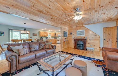Byrdstown Cabina | Beautiful 4 BR Retreat 3 miles from Eagle Cove and Star Point Marinas on DHL