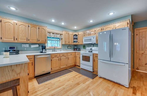 Byrdstown Cabina | Beautiful 4 BR Retreat 3 miles from Eagle Cove and Star Point Marinas on DHL