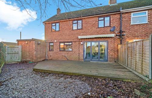 Rugby Casa | Beautiful 4 Bedroom Home with Parking in Rugby