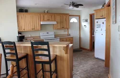 Saint Patrick Cabaña | Beautiful 4 Season Lakefront Cottage on quiet Lily Lake