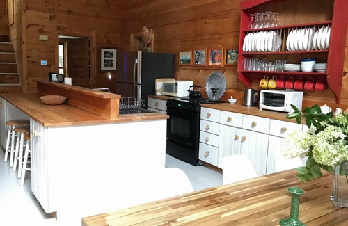 Weatogue Casa | BEAUTIFUL 4-SEASON RENTAL DIRECTLY ON TWIN LAKES
